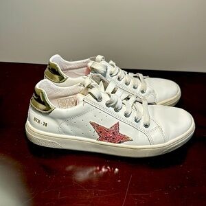 NATURINO PINN VL.
Leather and suede sneakers, White
$98.00 

35 Eu